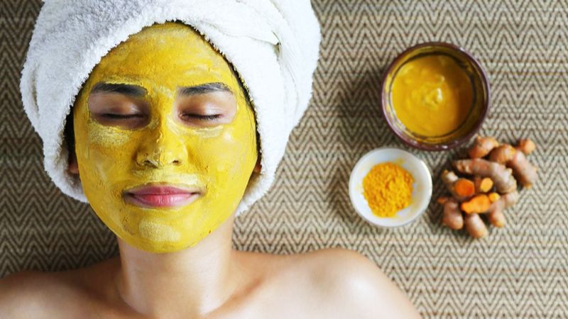 Mặt nạ lòng trắng trứng gà với nghệ giúp giảm thâm và mờ sẹo