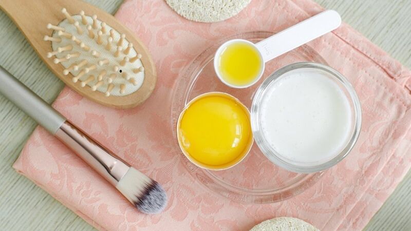 Mặt nạ lòng trắng trứng gà và sữa tươi giúp cải thiện sắc tố da
