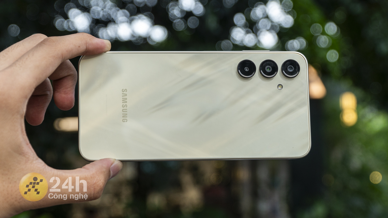 Mặt lưng Galaxy A16 5G được thiết kế phẳng dạng bóng. Mặt lưng Galaxy A16 5G được thiết kế phẳng dạng bóng.