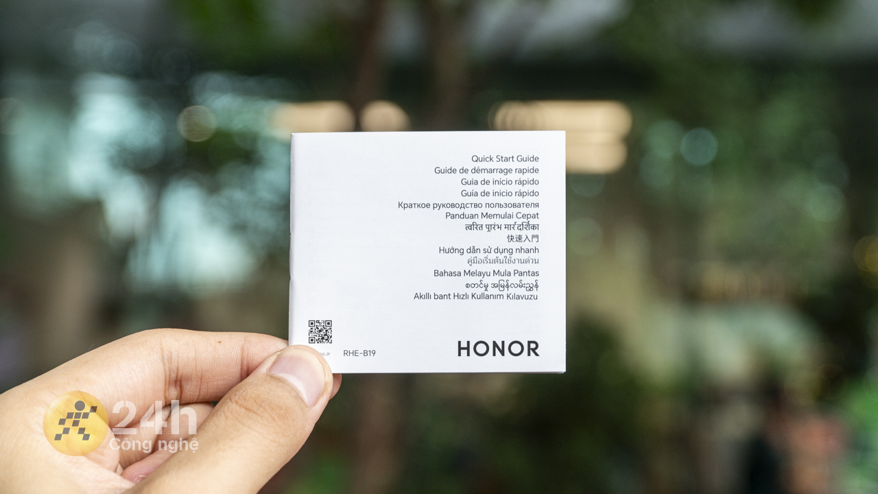 Bên trong hộp đựng HONOR Band 9 chứa sách hướng dẫn sử dụng.