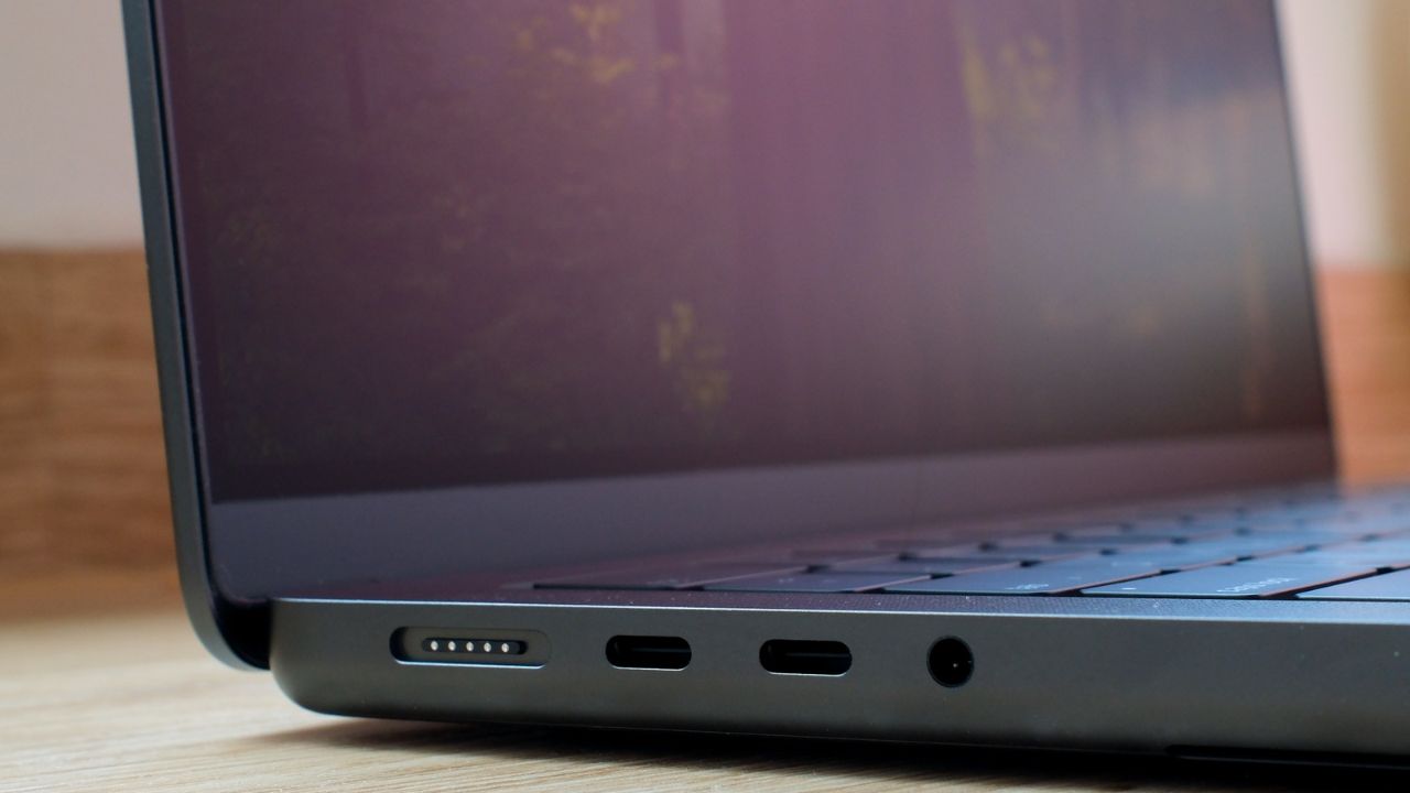 Hình thực tế cổng sạc MacBook Pro M4