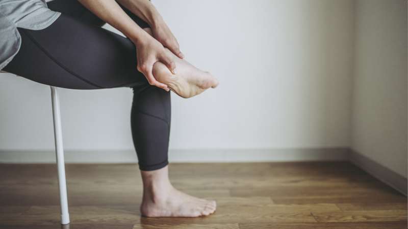 Tê chân khi gác chân lên tường thường không nghiêm trọng và không cần điều trị