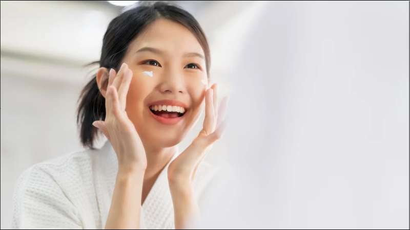 Gác chân lên tường giúp quá trình lưu thông máu diễn ra tốt hơn, cải thiện sức khỏe làn da