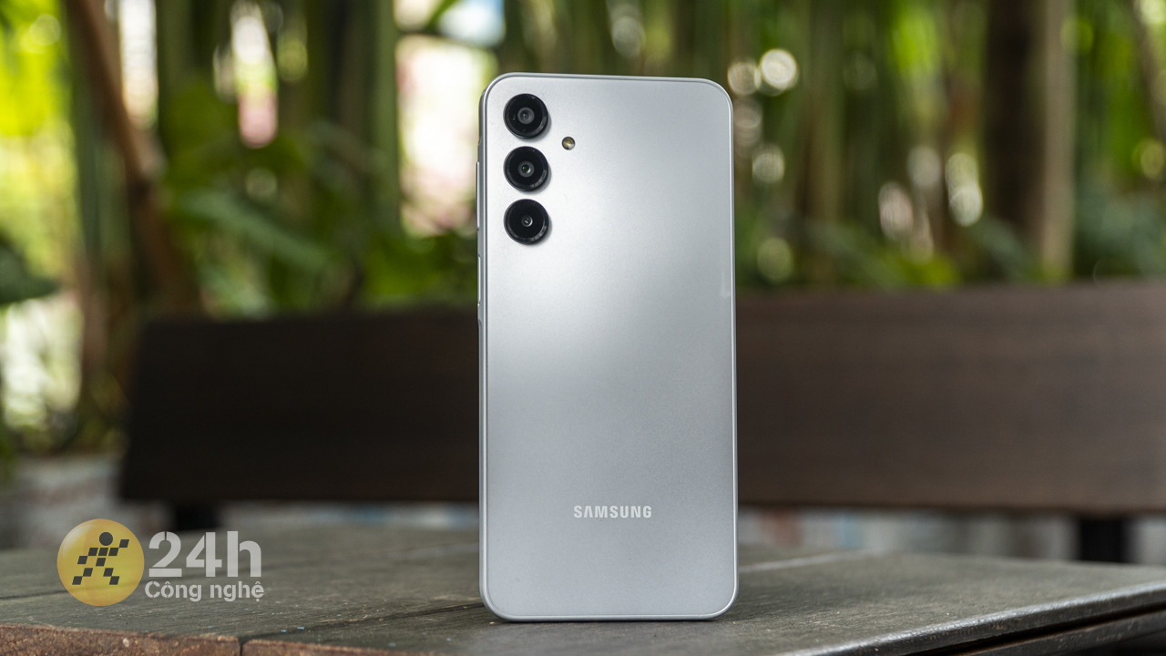 Mặt lưng Galaxy A16 4G được thiết kế theo phong cách tối giản. Mặt lưng Galaxy A16 4G được thiết kế theo phong cách tối giản.