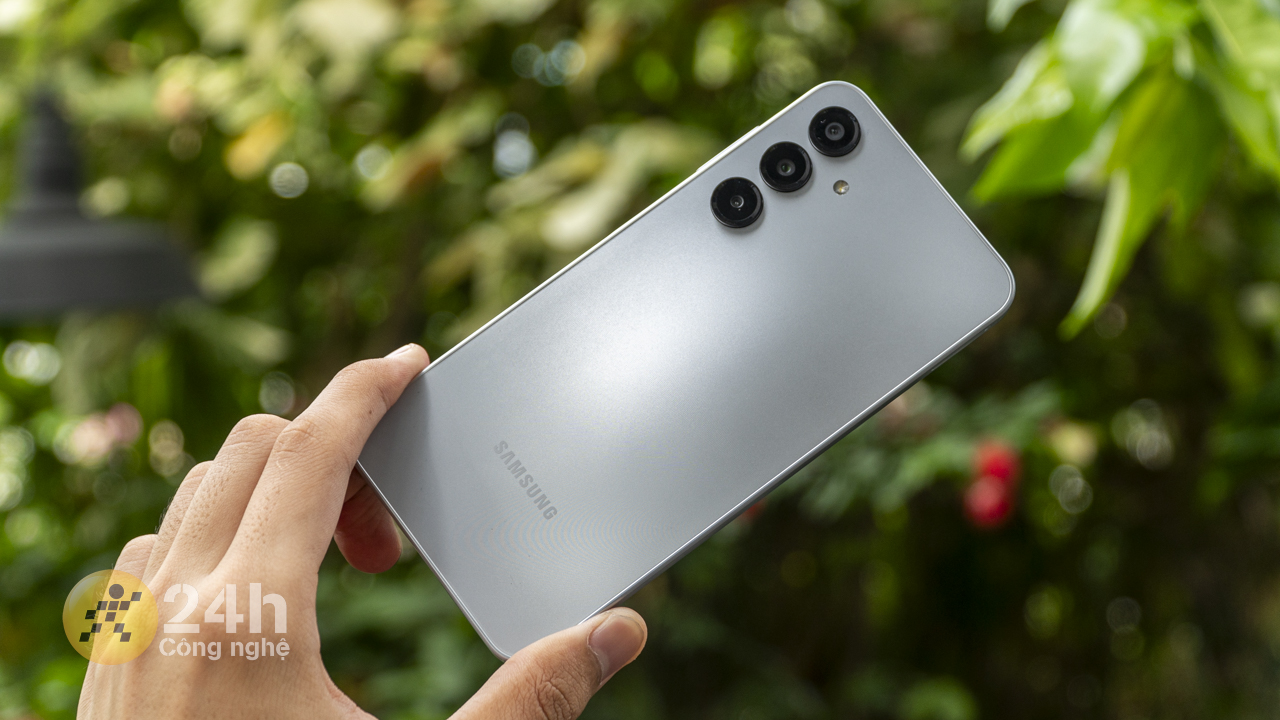 Galaxy A16 4G mang lại cho mình cảm giác cầm nắm thoải mái. Galaxy A16 4G mang lại cho mình cảm giác cầm nắm thoải mái.