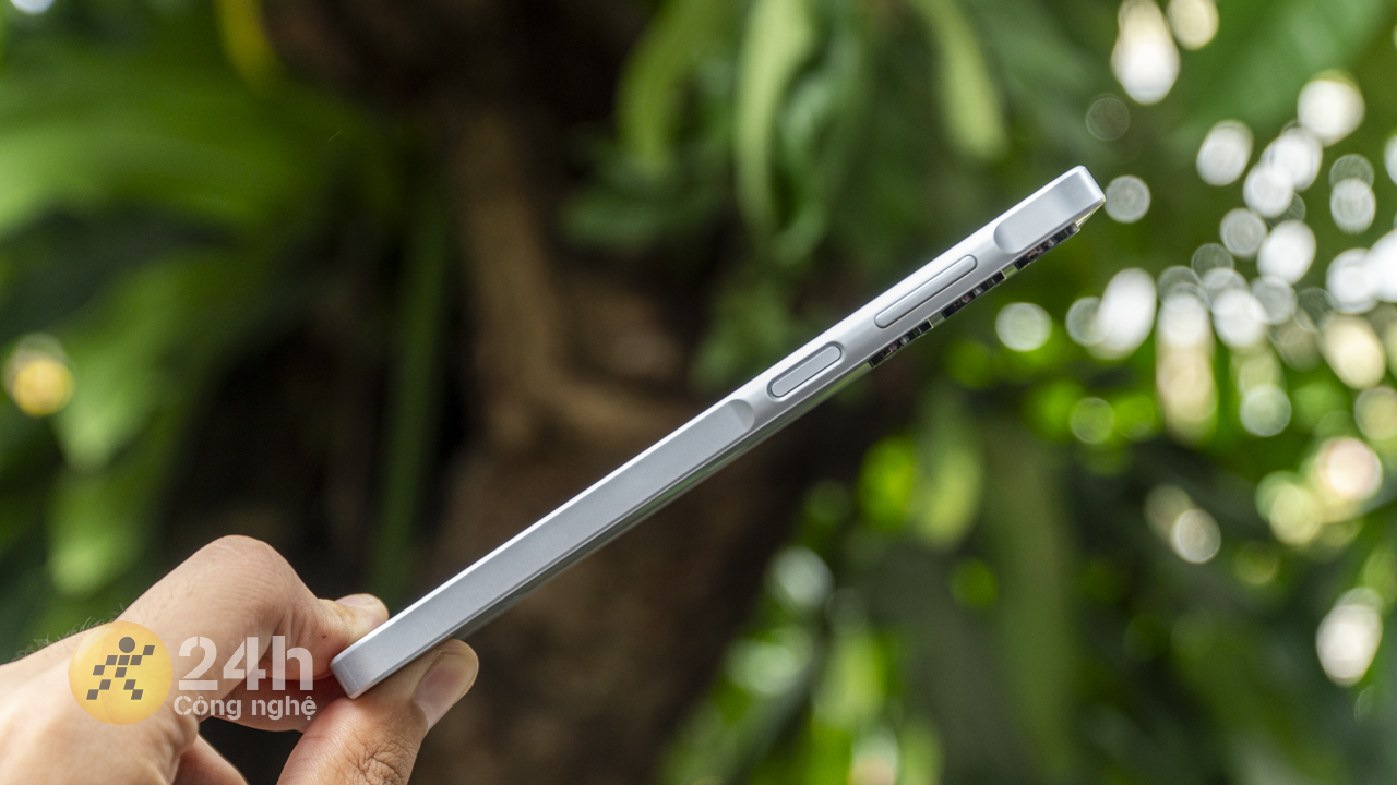 Cạnh phải của Galaxy A16 4G được thiết kế cụm Dynamic Island và chứa cụm phím tăng/giảm âm lượng và nút nguồn kiêm cảm biến vân tay. Cạnh phải của Galaxy A16 4G được thiết kế cụm Dynamic Island và chứa cụm phím tăng/giảm âm lượng và nút nguồn kiêm cảm biến vân tay.