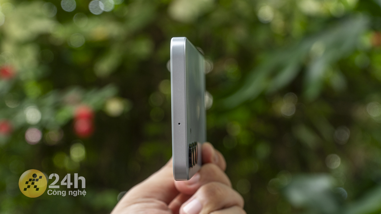 Cạnh đỉnh Galaxy A16 4G chứa mic phụ. Cạnh đỉnh Galaxy A16 4G chứa mic phụ.