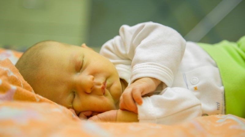 Triệu chứng suy giáp ở trẻ sơ sinh thường gặp là vàng da kéo dài