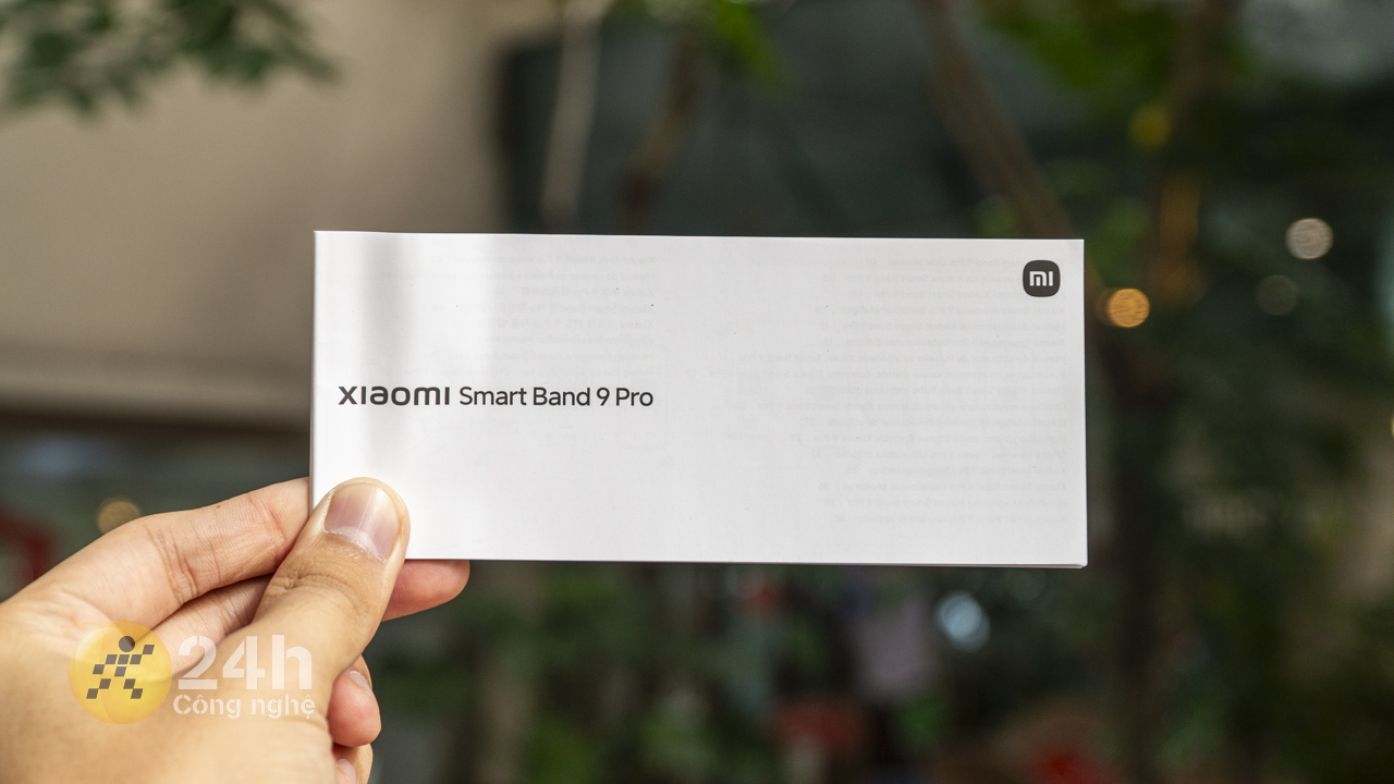 Bên trong hộp đựng Xiaomi Smart Band 9 Pro chứa sách hướng dẫn sử dụng.