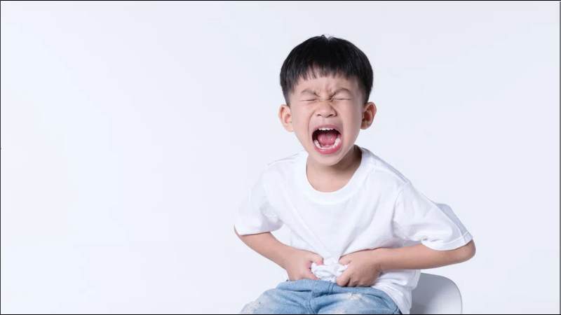 Đầy hơi, đau bụng là một trong những tác dụng phụ khi tiêu thụ sữa non