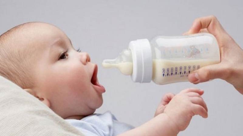 Trẻ sơ sinh bú sữa mẹ dưới 6 tháng tuổi không cần uống thêm nước 