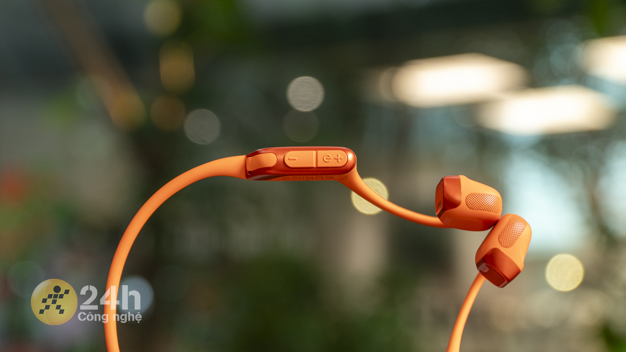 Cạnh trái của  Shokz OpenRun Pro 2 Mini chứa cổng sạc USB-C, đèn LED, nút tăng/giảm âm lượng.