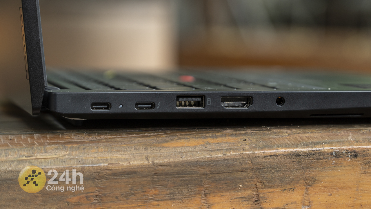 Cạnh trái của Lenovo ThinkPad E14.