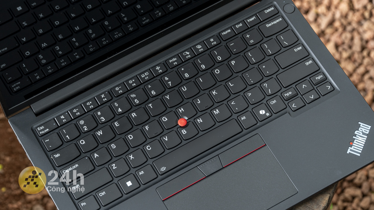 Lenovo ThinkPad E14 được trang bị hệ thống bàn phím và trackpad xịn sò.