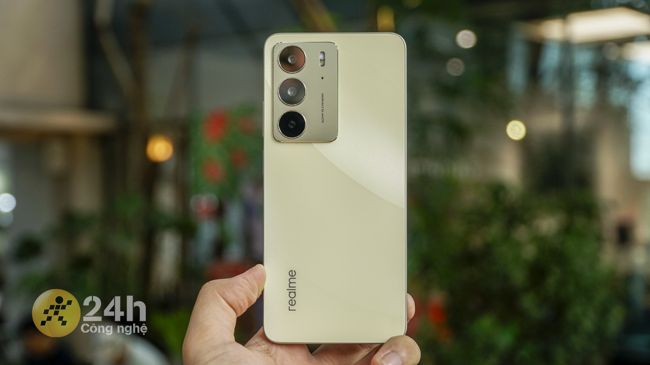 Cảm giác cầm nắm realme C75 rất gọn gàng và thoải mái.