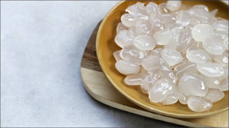 Bạn nên chọn hạt có màu trắng đục, mềm và tươi
