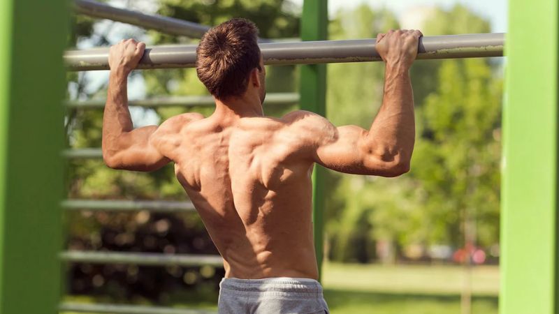 Đu xà vào buổi sáng sẽ giúp cơ thể thoải mái Đu xà vào buổi sáng sẽ giúp cơ thể thoải mái