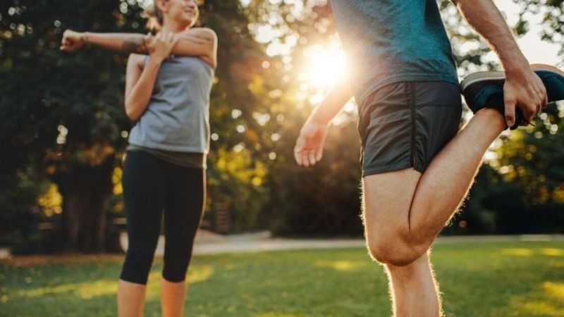 Khởi động trước khi đu xà để đảm bảo an toàn Khởi động trước khi đu xà để đảm bảo an toàn