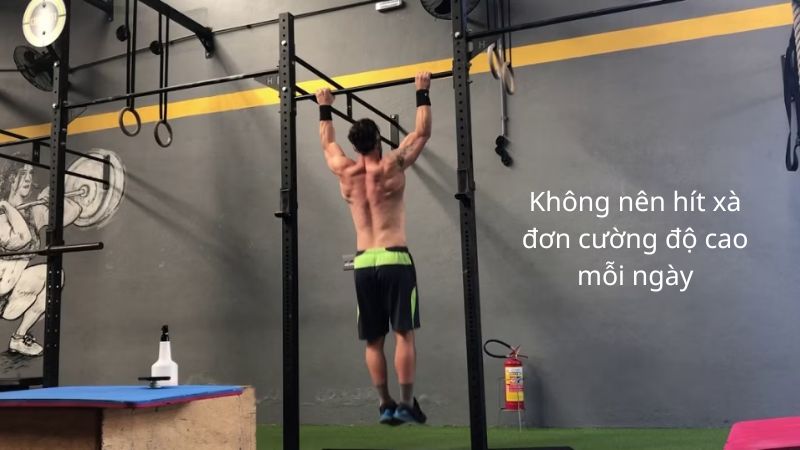 Hít xà đơn mỗi ngày với cường độ cao sẽ ảnh hưởng xấu đến cơ thể Hít xà đơn mỗi ngày với cường độ cao sẽ ảnh hưởng xấu đến cơ thể