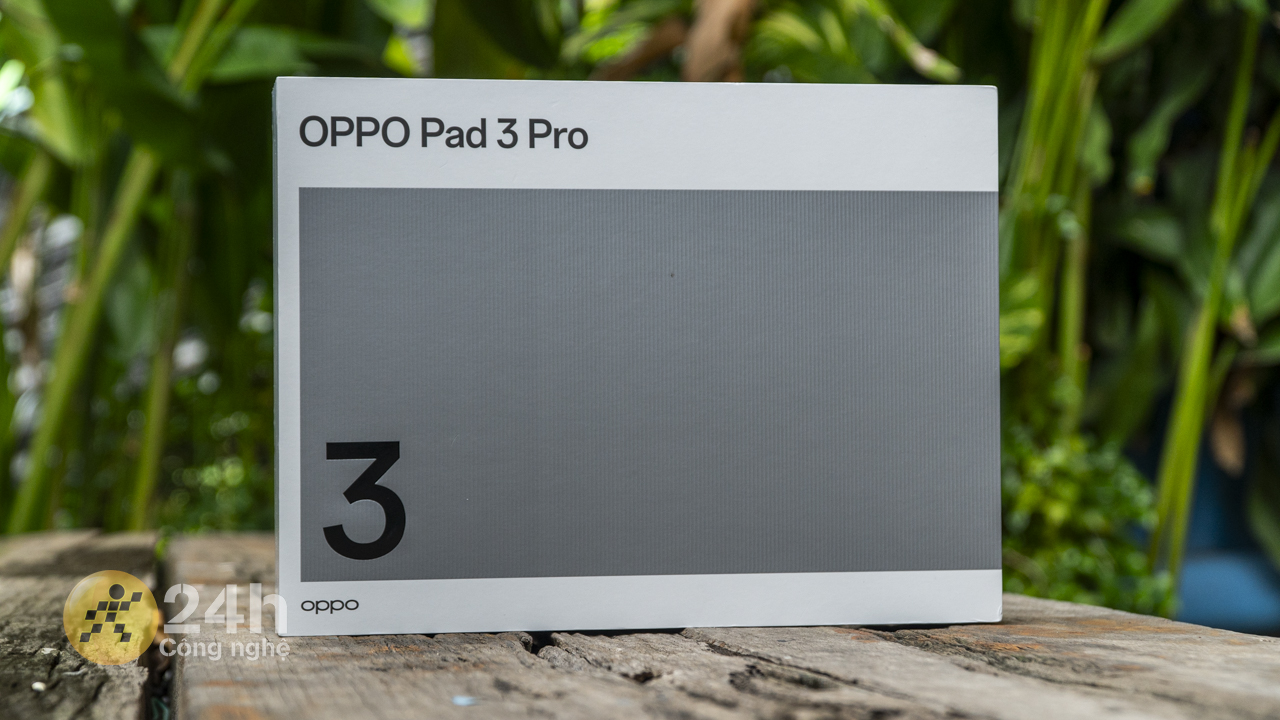 Hộp đựng OPPO Pad 3 Pro được thiết kế quen thuộc và có kích thước lớn.