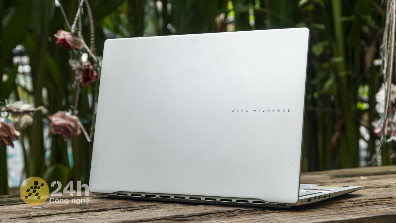 ASUS Vivobook S 16 OLED 2024 sở hữu chất lượng hoàn thiện rất cứng cáp với phần khung hoàn thiện chủ yếu từ kim loại.