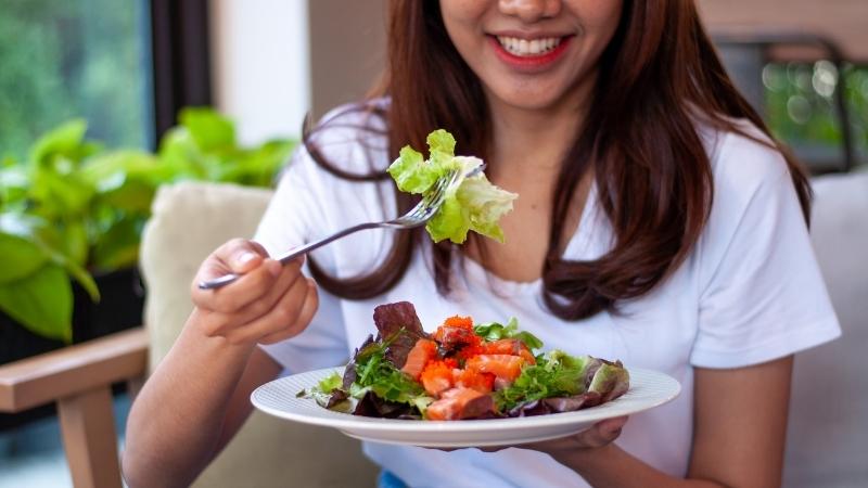 Bạn có thể uống cùng với thức ăn cũng như khi bụng đói