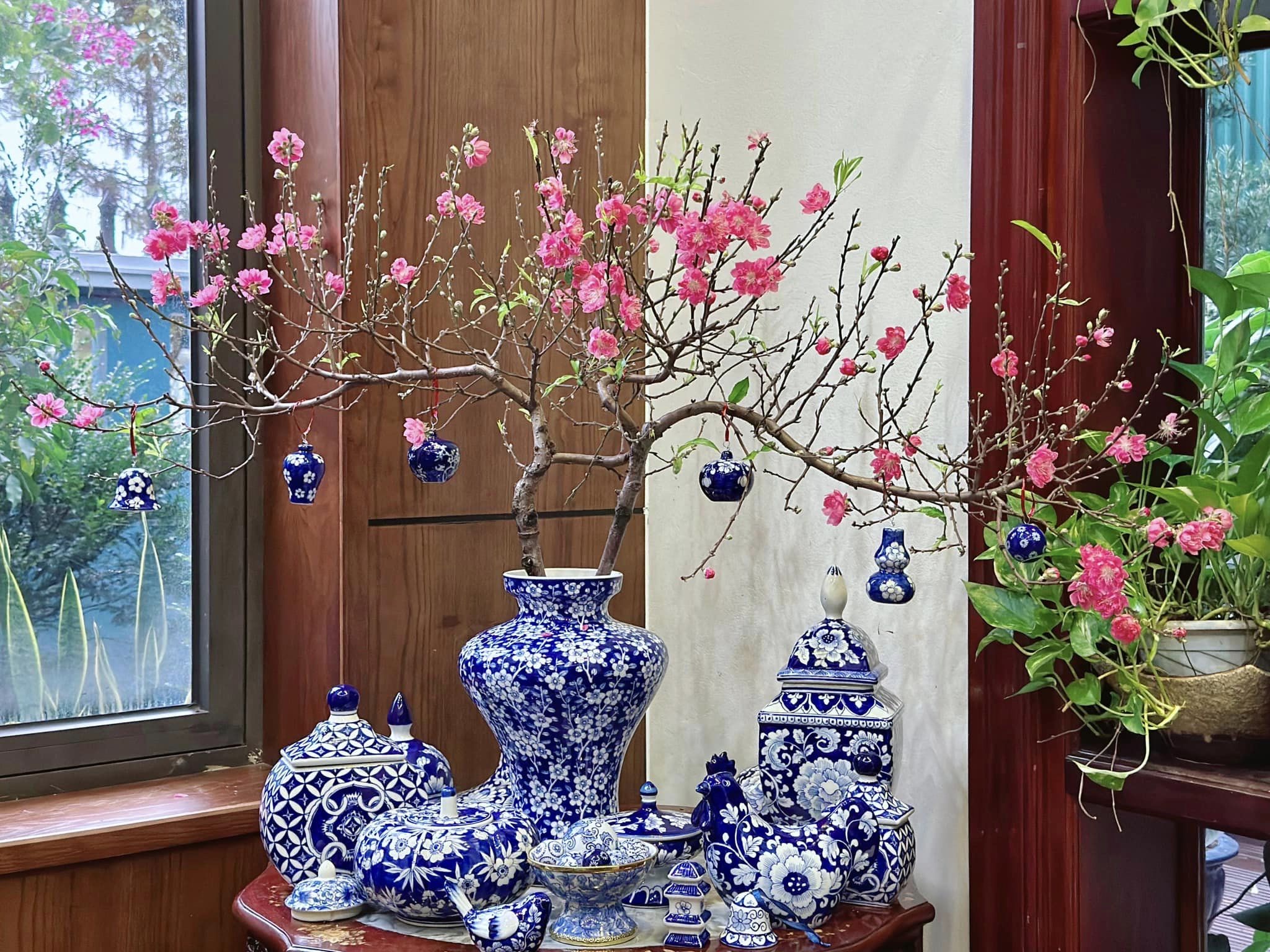 Mẫu cắm hoa đào dáng phượng