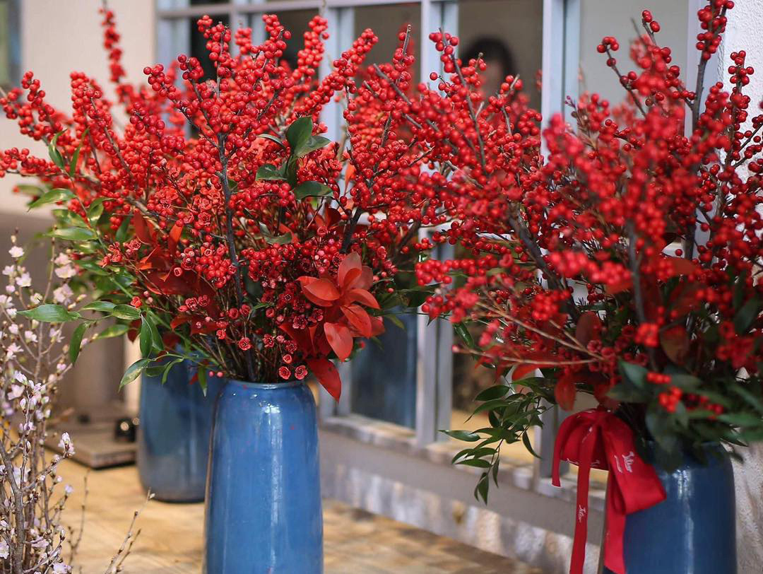 Thành phẩm cắm đào đông đỏ nghệ thuật