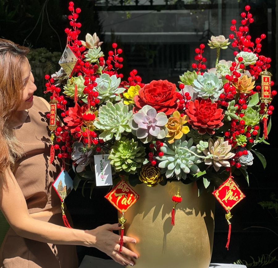 Mẫu cắm đào đông đẹp cùng sen đá