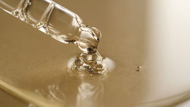Serum là một sản phẩm chăm sóc da có kết cấu dạng lỏng hoặc gel