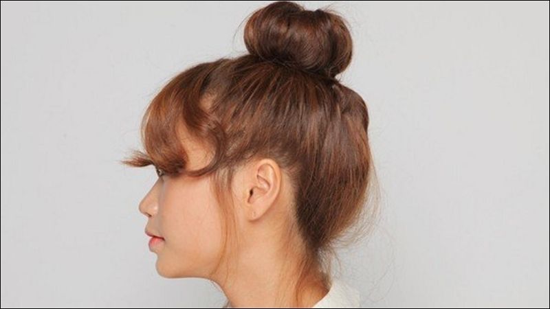 Tóc nên được búi cao khi hấp để phần ngọn dễ dàng tiếp xúc với dưỡng chất, nhiệt độ và độ ẩm