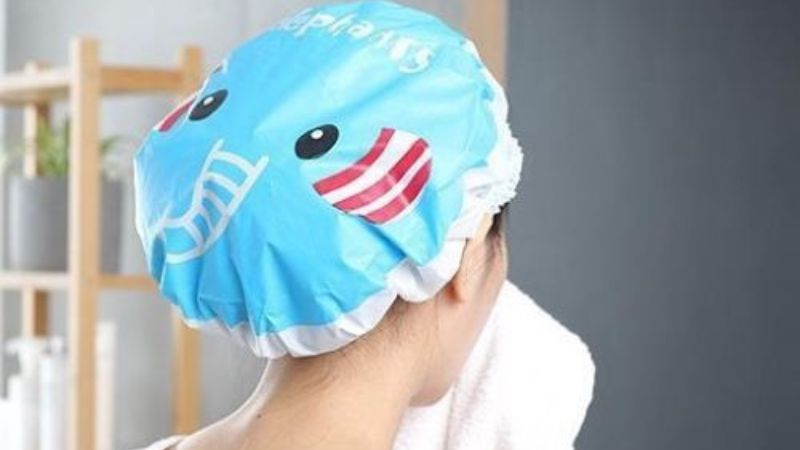 Bạn nên búi hết các sợi tóc sau gáy gọn gàng vào mũ trùm để tăng hiệu quả hấp tóc