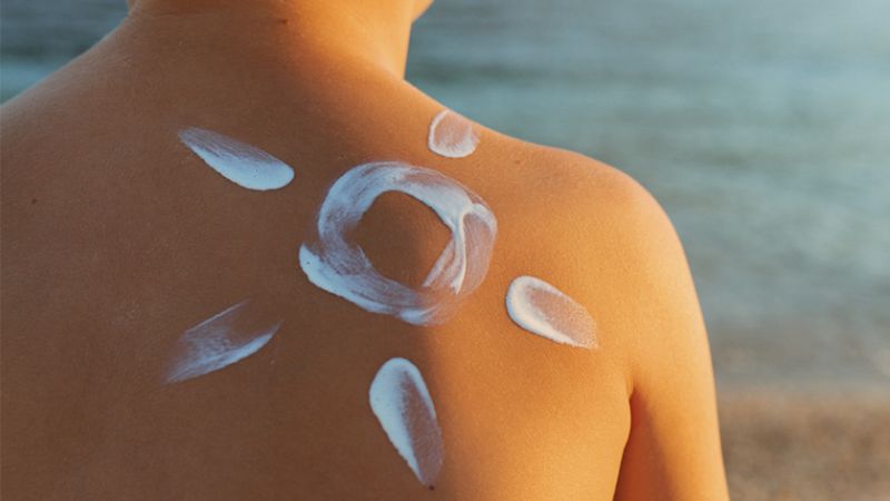 Chọn kem chống nắng có chỉ số SPF tối thiểu là 30 Chọn kem chống nắng có chỉ số SPF tối thiểu là 30