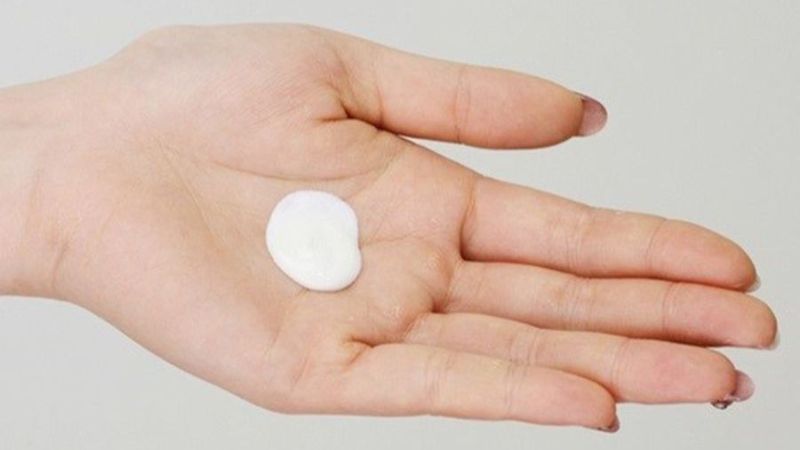 Lượng kem chống nắng dùng cho mặt và cổ bằng khoảng 1 đồng xu Lượng kem chống nắng dùng cho mặt và cổ bằng khoảng 1 đồng xu