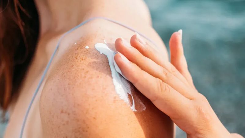 Bạn nên thoa lại kem chống nắng sau 2 giờ Bạn nên thoa lại kem chống nắng sau 2 giờ