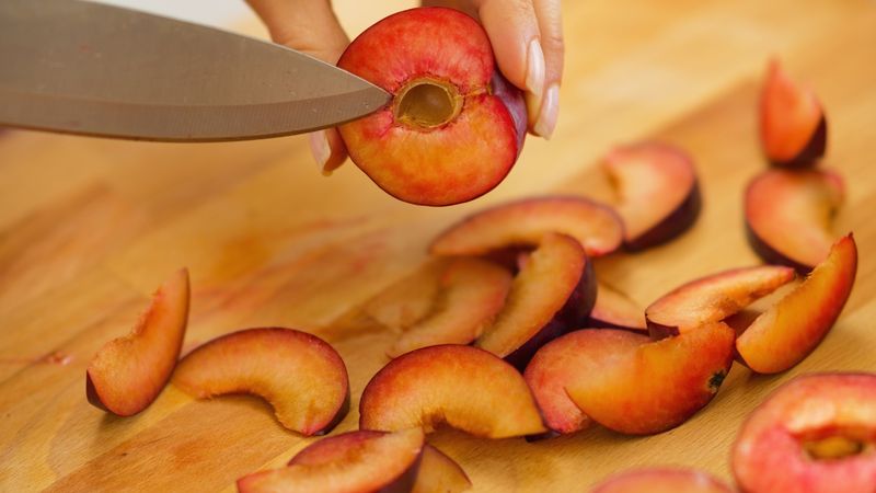 Bạn nên loại bỏ hạt mận trước khi ăn để tránh bị nghẹn