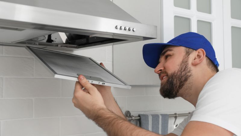 Lắp lại các bộ phận của máy hút mùi.