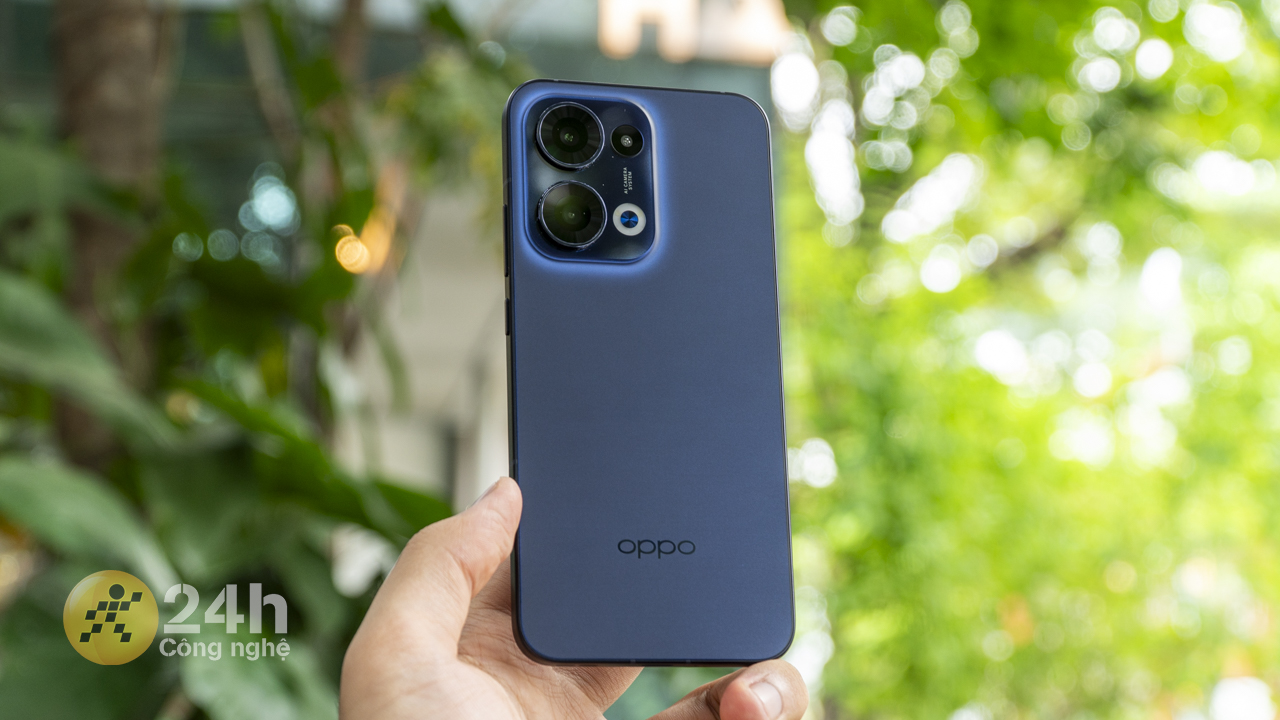 Trải nghiệm cầm nắm OPPO Reno13 rất thoải mái.