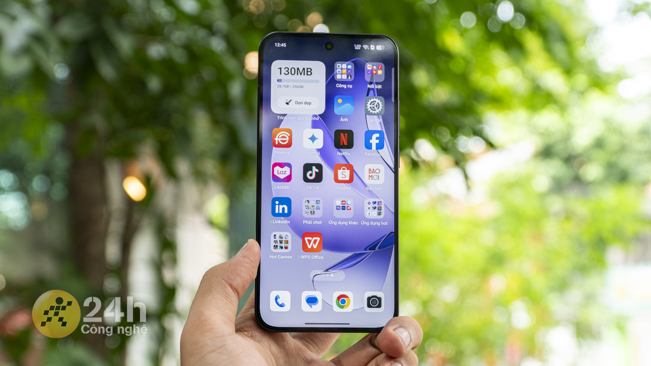 OPPO Reno13 được thiết kế với kiểu dáng vuông vức đang rất thịnh hành hiện nay.