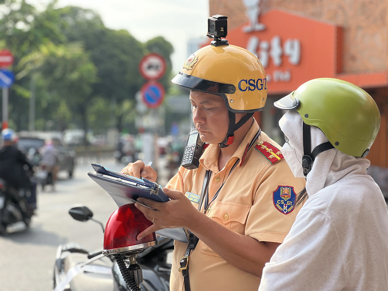 Cách gửi phản ánh vi phạm giao thông