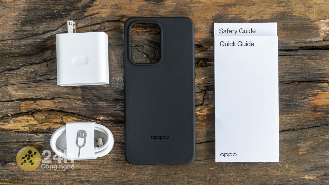 Bên trong hộp đựng OPPO Reno13 Pro chứa đầy đủ những món phụ kiện cần thiết.