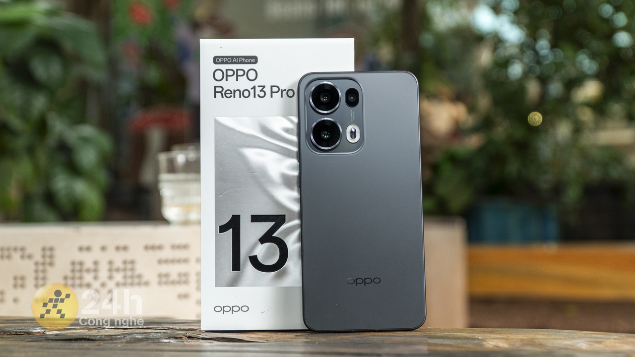 OPPO Reno13 Pro được đặt trong hộp đựng dày dặn với kiểu thiết kế quen thuộc.