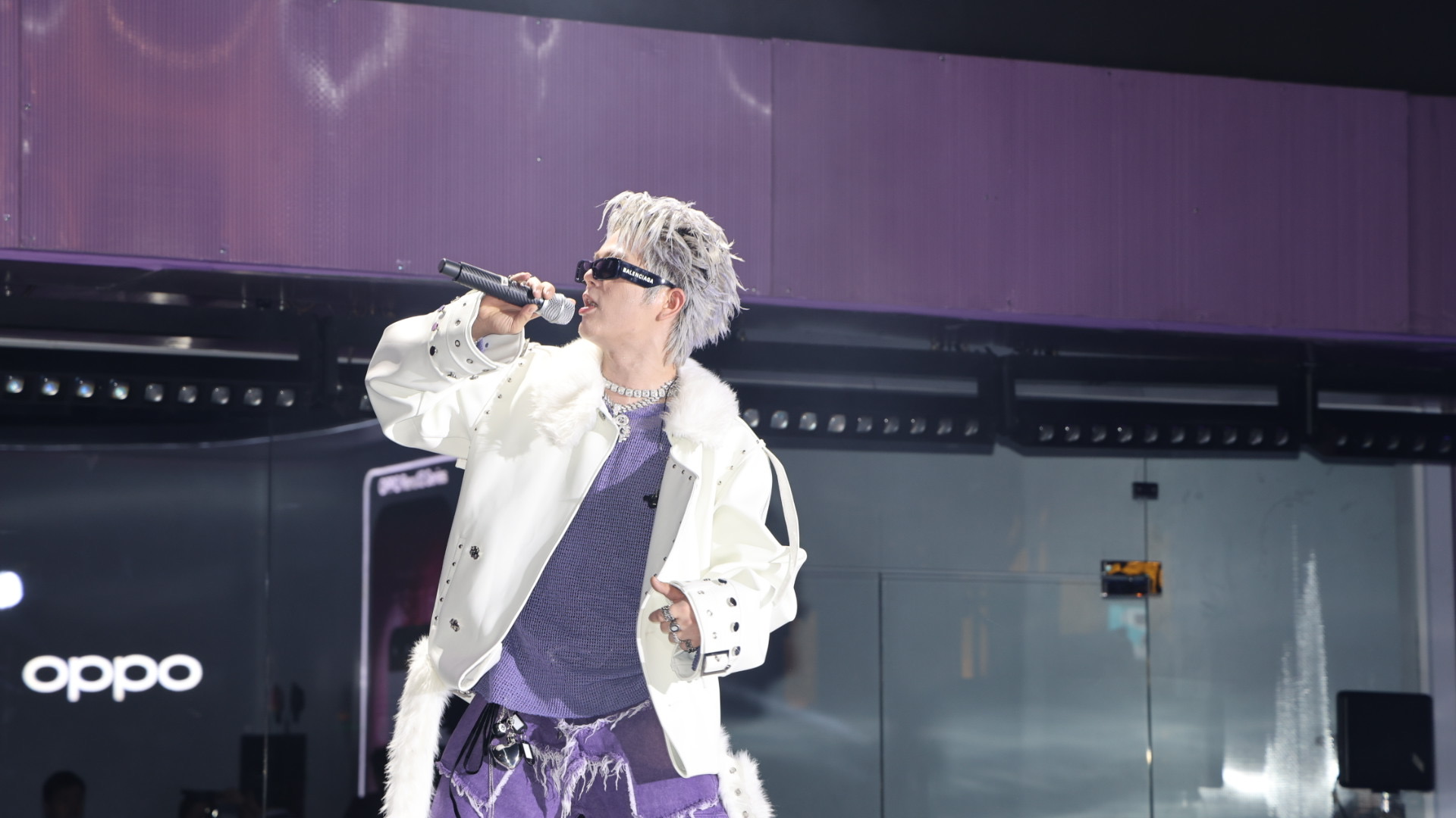 Anh trai RHYDER thể hiện bài trình diễn của mình tại sân khấu sự kiện ra mắt OPPO Reno13 Series.