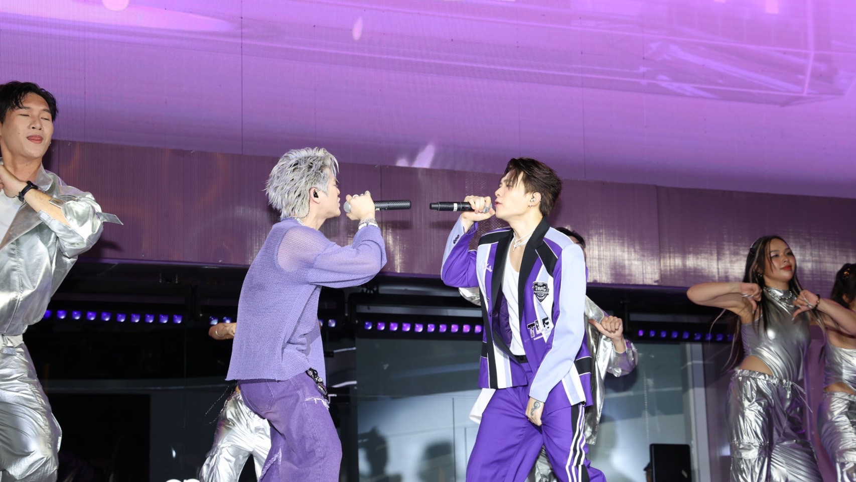 Hai anh trai Atus và RHYDER khuấy động sân khấu tại sự kiện ra mắt OPPO Reno13 Series.