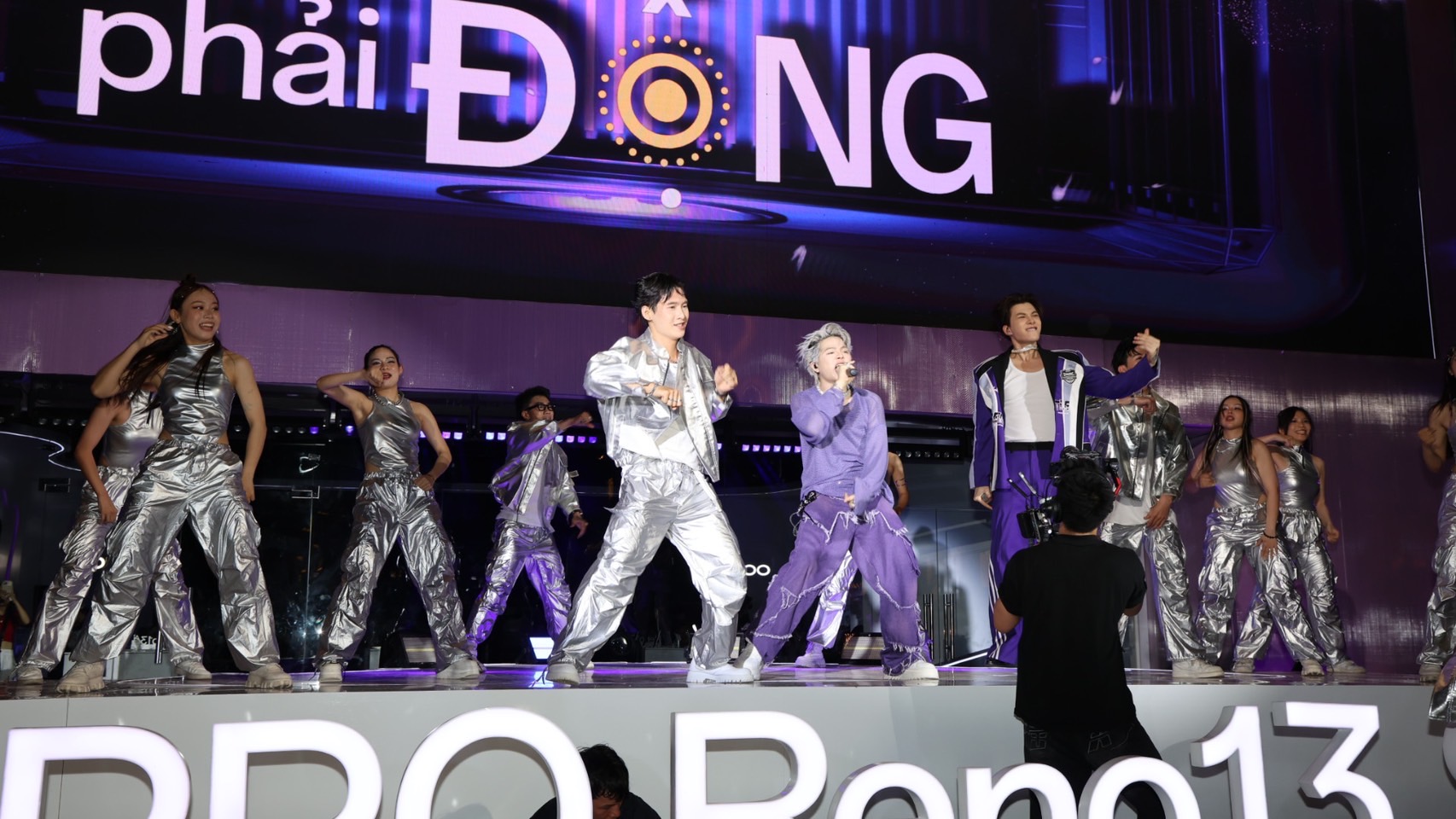 Hai anh trai Atus và RHYDER khuấy động sân khấu tại sự kiện ra mắt OPPO Reno13 Series.