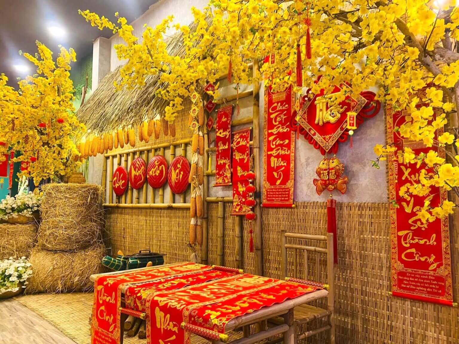 Mẫu trang trí Tết 2025 câu đối đỏ