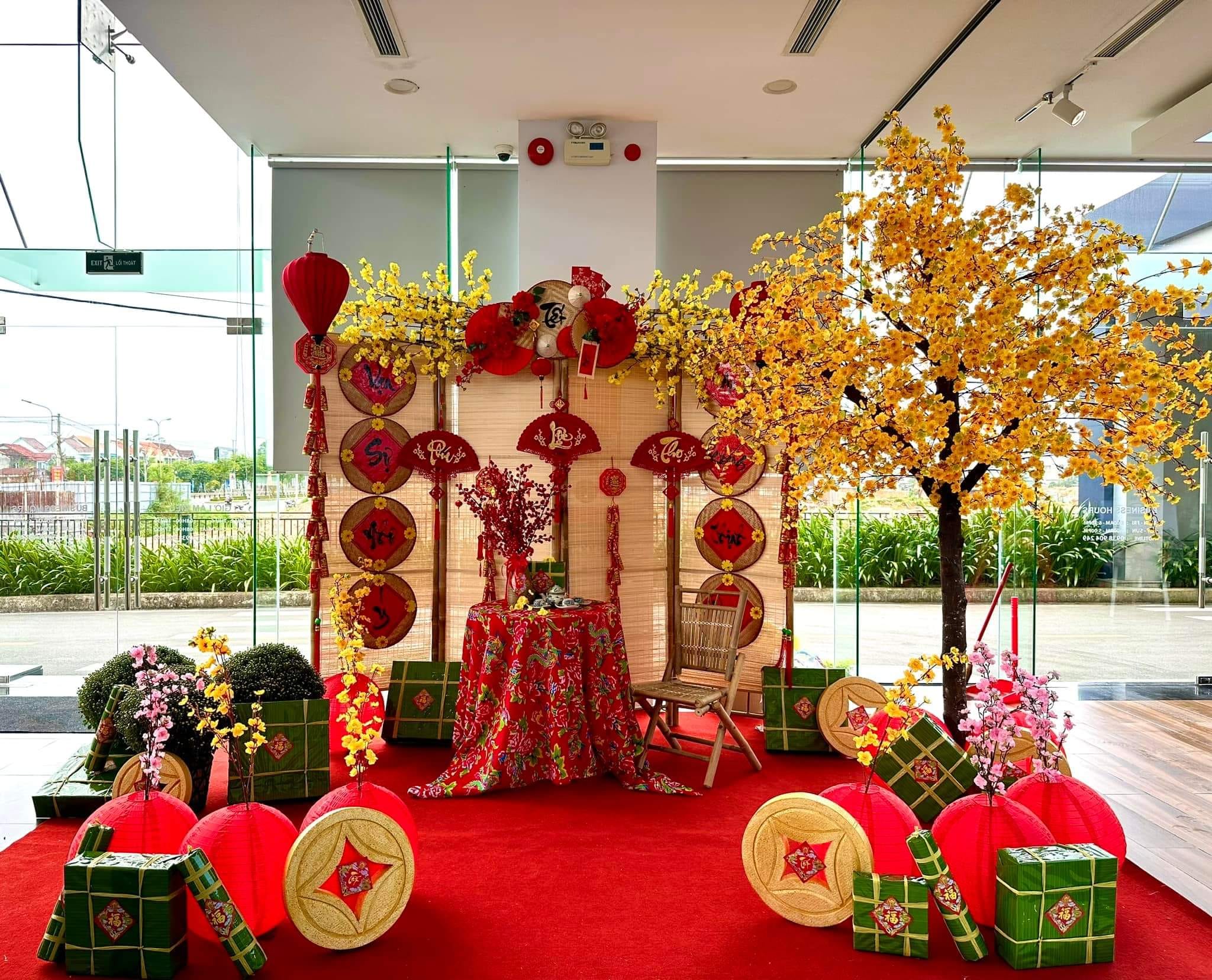 Mẫu trang trí tết sảnh công ty với bánh chưng bánh dầy