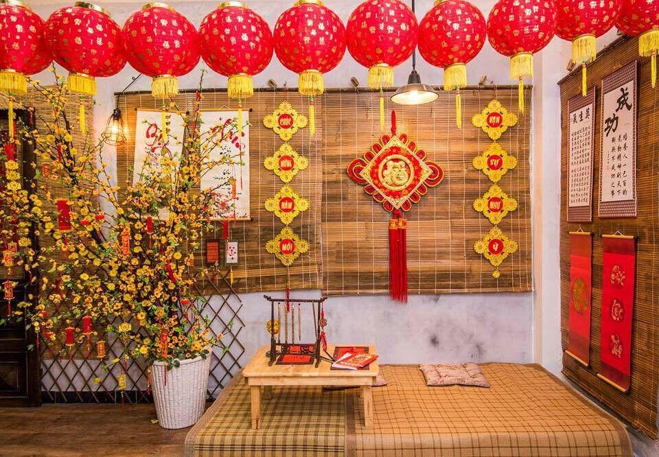 Mành tre và lồng đèn đỏ