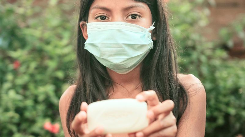 Chủ động phòng ngừa bệnh bằng cách đeo khẩu trang khi ra đường, rửa tay thường xuyên