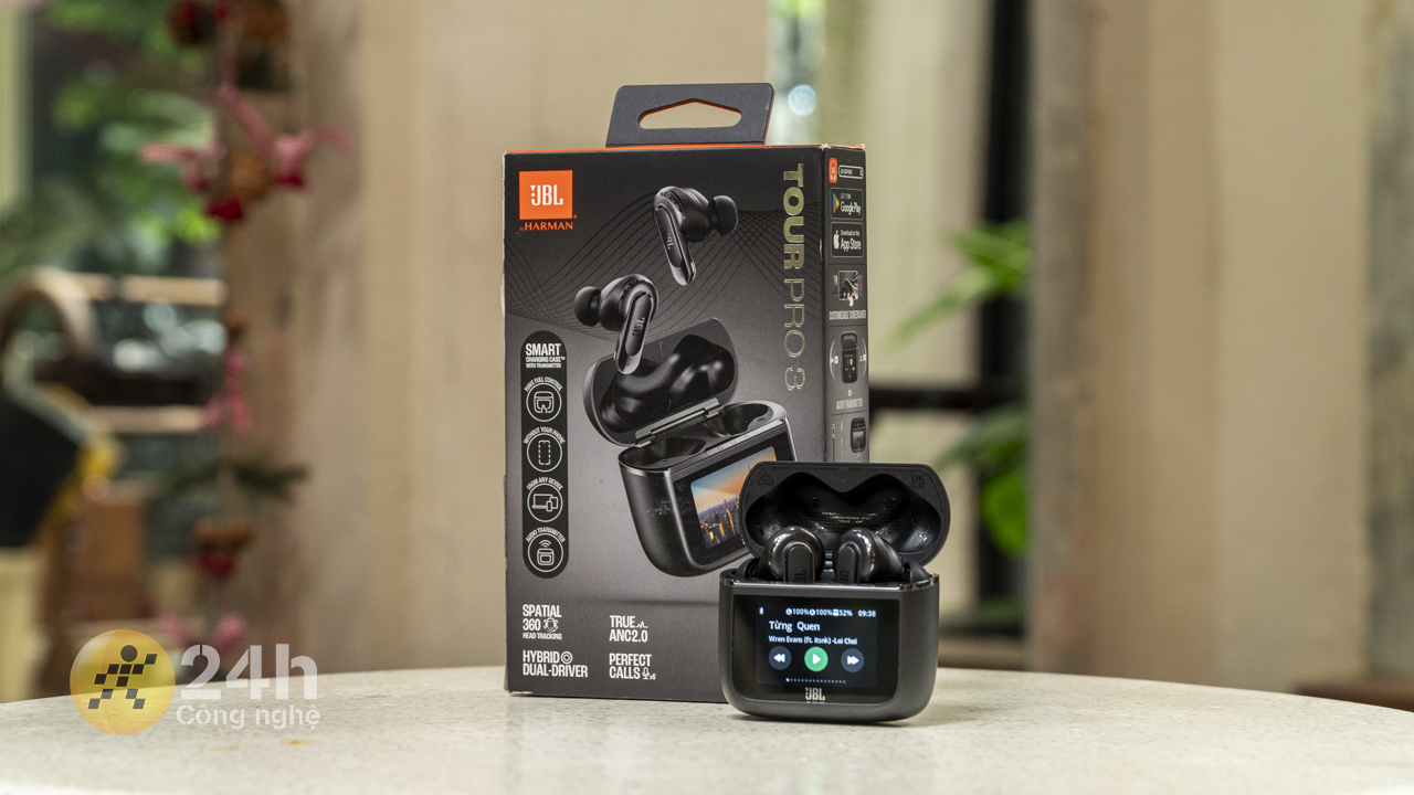 JBL Tour Pro 3 được đặt trong hộp đựng rất bắt mắt.